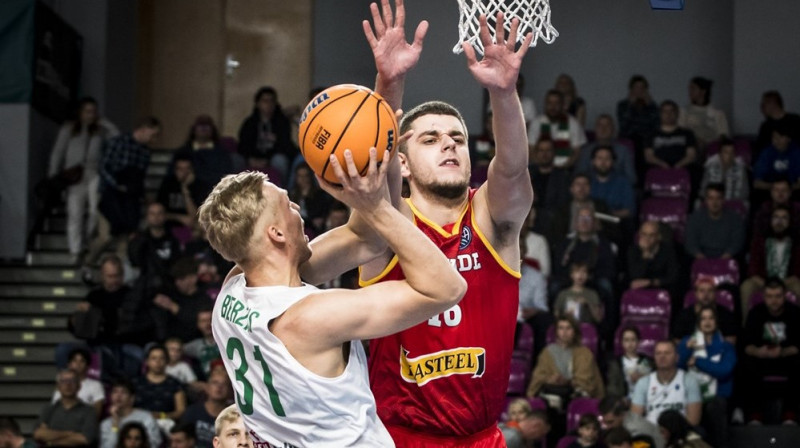 Jānis Bērziņš ar bumbu. Foto: FIBA