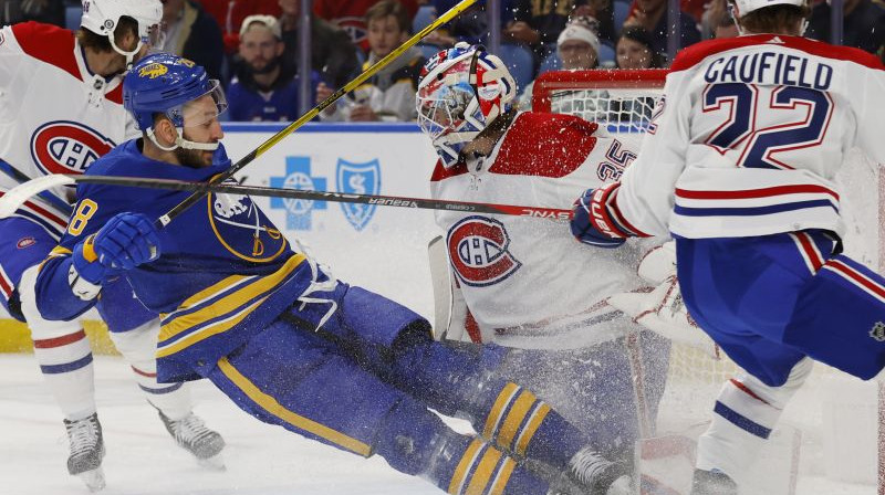 Zemgus Girgensons ciņā pie Monreālas vārtiem. Foto. AP/Scanpix