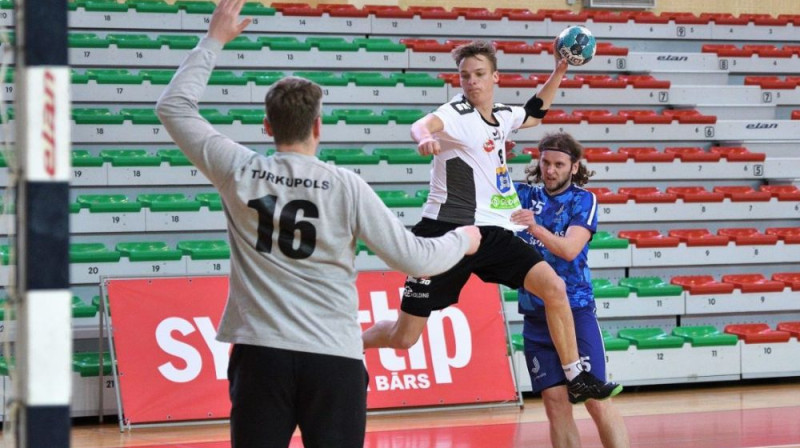 ''Tenax Dobele'' komandas handbolists Kristers Plūme uzbrukumā. Foto: handball.lv