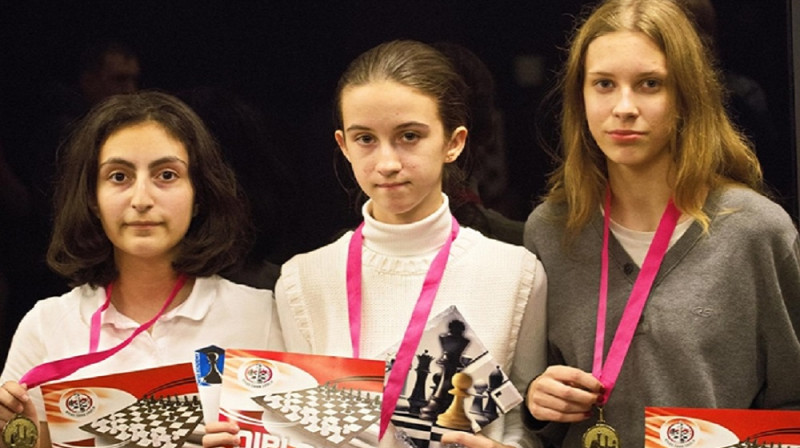 19.vietas ieguvēja U16 Agnesa Stepania Ter-Avetisjana (pirmā no kreisās) un 11.vietas ieguvēja U14 Sofja Vasiļjeva (vidū). Foto: Gunārs Gertners
