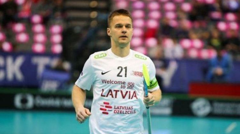 Latvijas florbola izlases spēlētājs Artis Raitums (#21). Foto: LFS