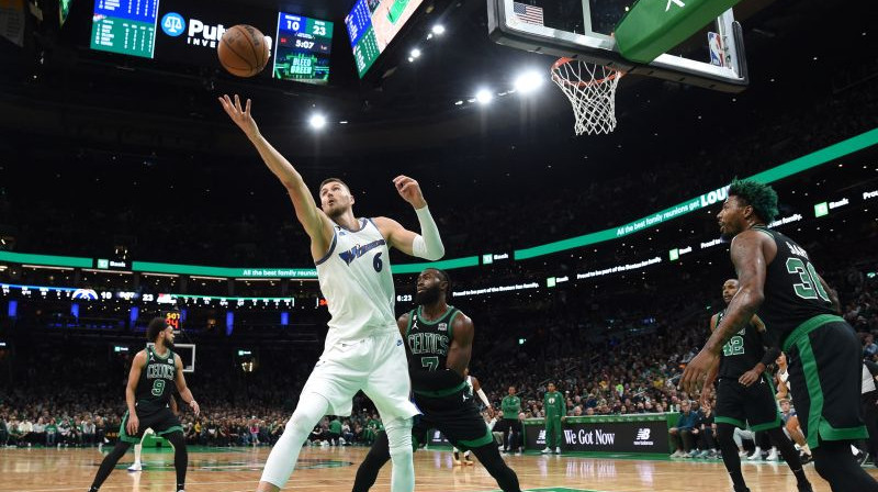 Kristaps Poziņģis starp Bostonas spēlētājiem. Foto. AP.Scanpix