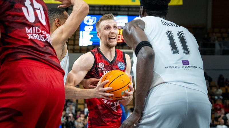 Mareks Mejeris ar bumbu. Foto: FIBA