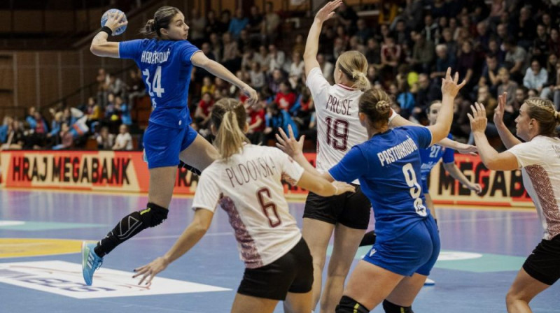 Latvijas handbolistes cīņā ar Slovākiju. Foto: handball.lv