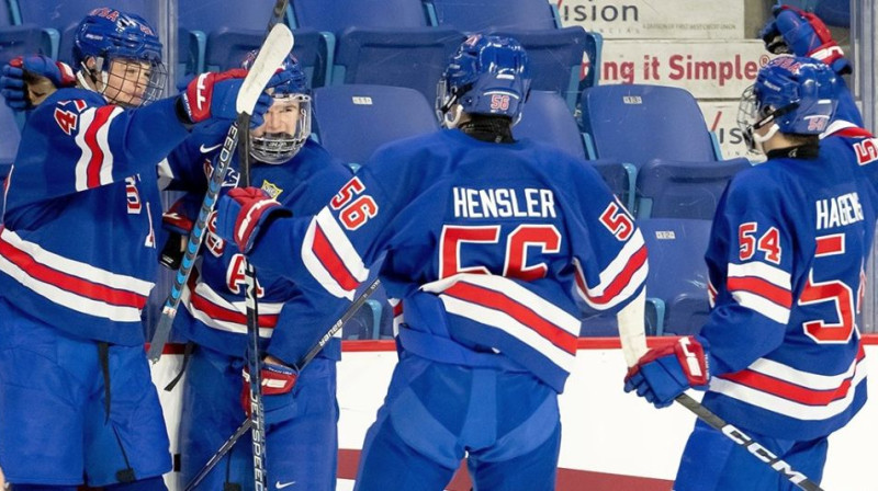 ASV U17 izlases hokejisti svin vārtu guvumu. Foto: Matt Murnaghan/Hockey Canada