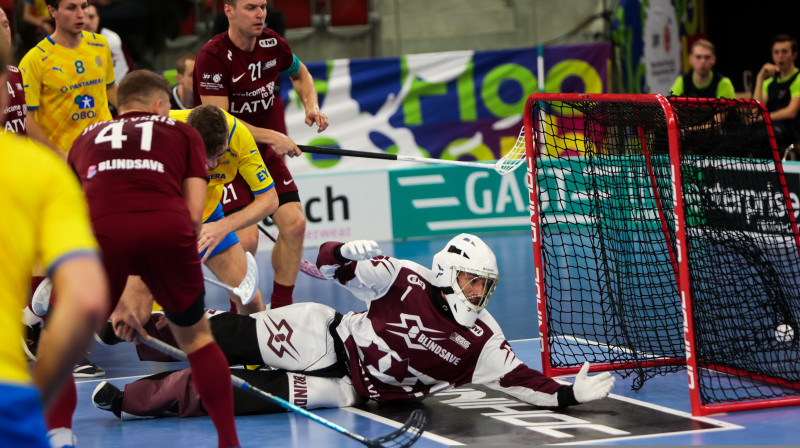 Vārtsargam Markusam Plūdumam mačā pret zviedriem nācās kapitulēt 11 reižu. Foto: Ritvars Raits, floorball.lv