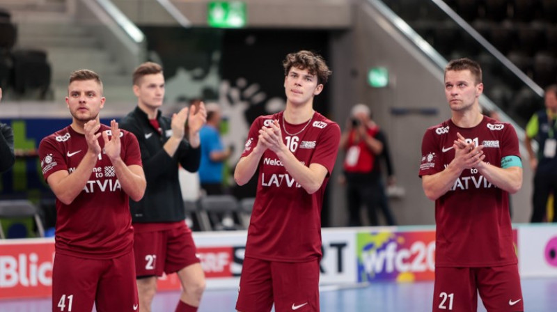 Ar Jurševska (#41), Jansona (#16) un Raituma (#21) vārtu guvumiem spēlē pret vāciešiem izrādījās par maz... Foto: Ritvars Raits, floorball.lv