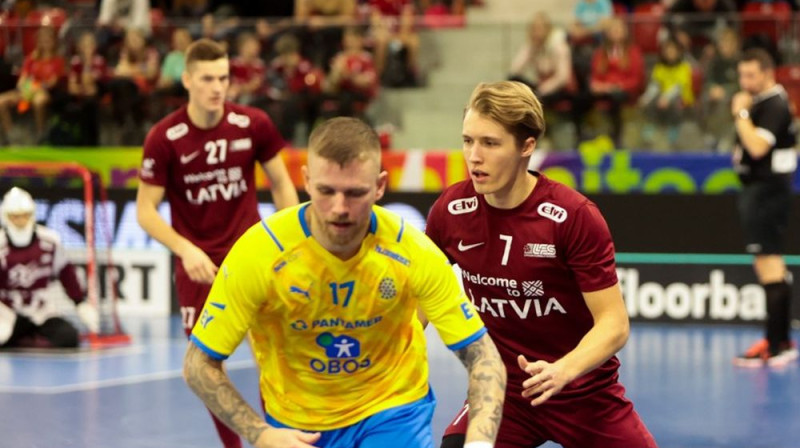 Jānis Ragovskis (#7) cīņā pret Rasmu Enstromu (#17), Foto: Ritvars Raits, Floorball.lv