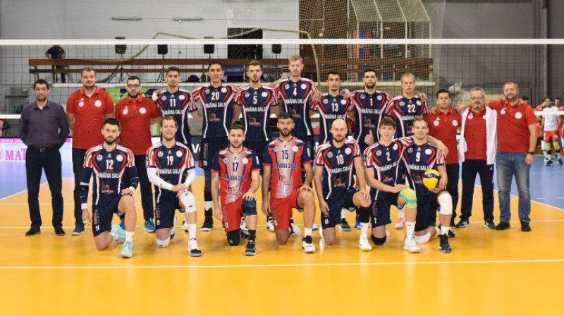 Kristaps Šmits (#9) ar komandu. Foto: CEV