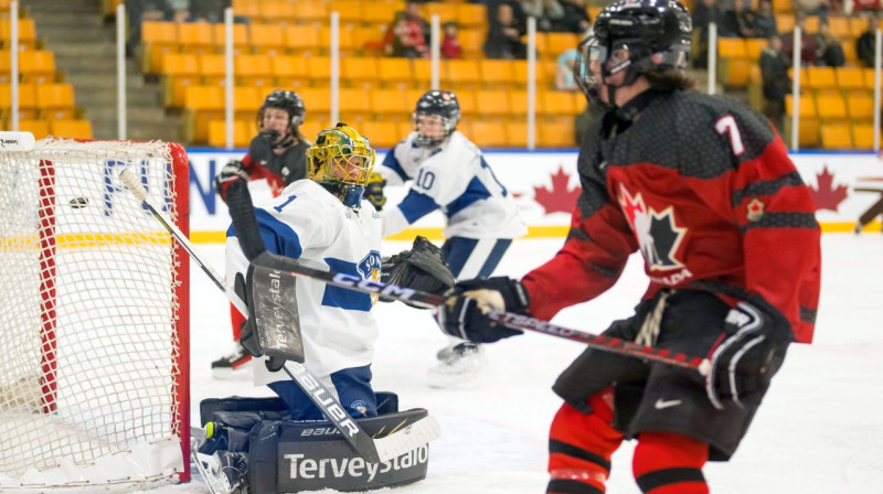 Kanādas sarkanās komandas uzbrucējs Džets Lučanko gūst vārtus. Foto: Hockey Canada Images