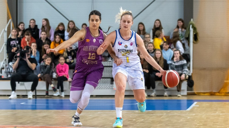 Ieva Pulvere un Božica Mujoviča 2022. gada 9. novembrī. Foto: EuroCup Women