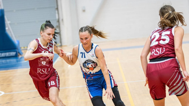 Marita Mieze (#71) cīņā ar RSU spēlētāju Lauru Okuņevu. Foto: BK Jelgava