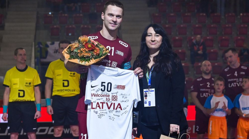 Artis Raitums saņem apsveikumus par 50.spēli pasaules čempionāta finālturnīrā, Foto: IFF Floorball