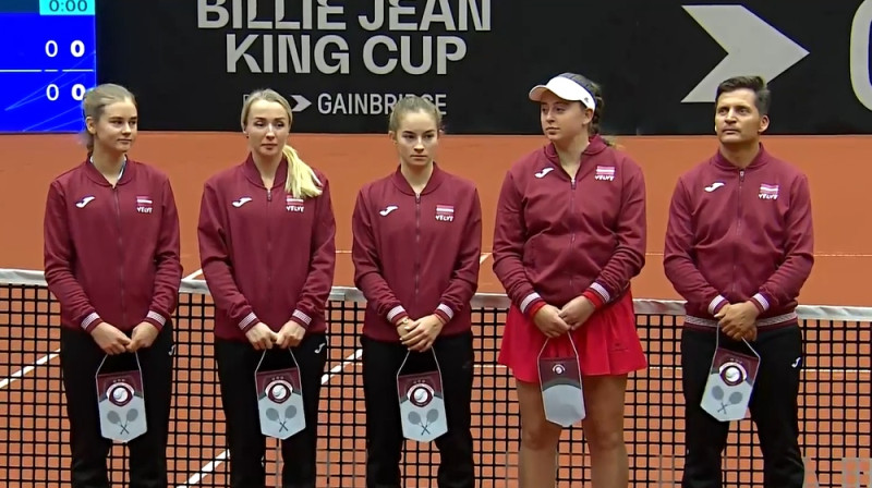 Beatrise Zeltiņa, Diāna Marcinkēviča, Daniela Vismane, Aļona Ostapenko, kapteinis Adrians Žguns. Foto: oetv.tv