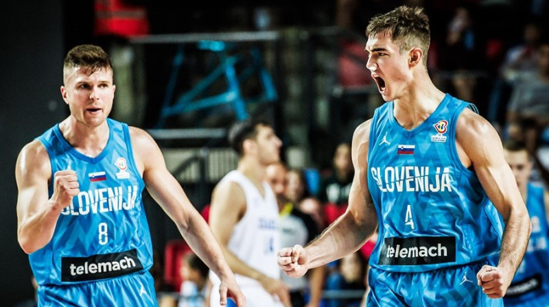 Slovēnijas valstsvienības basketbolisti Edo Muričs (Nr. 8) un Žiga Samars (Nr. 4). Foto: FIBA