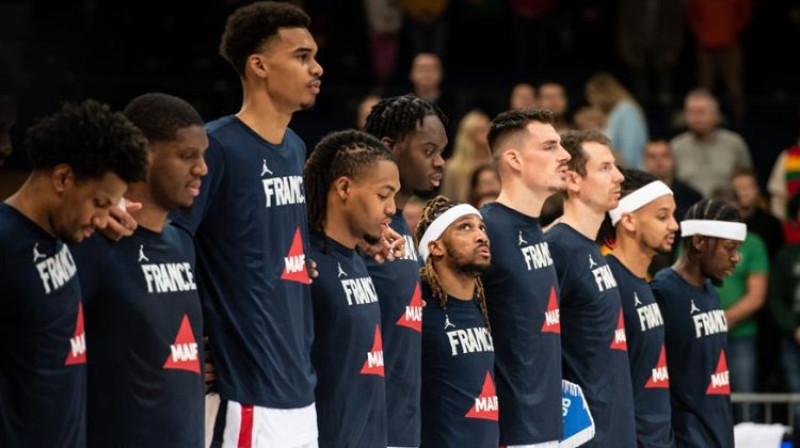 221 centimetru garais Viktors Vembanjamā. Foto: FIBA