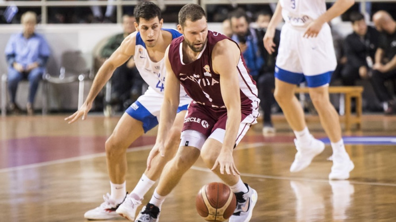 Jānis Strēlnieks ar bumbu. Foto: FIBA