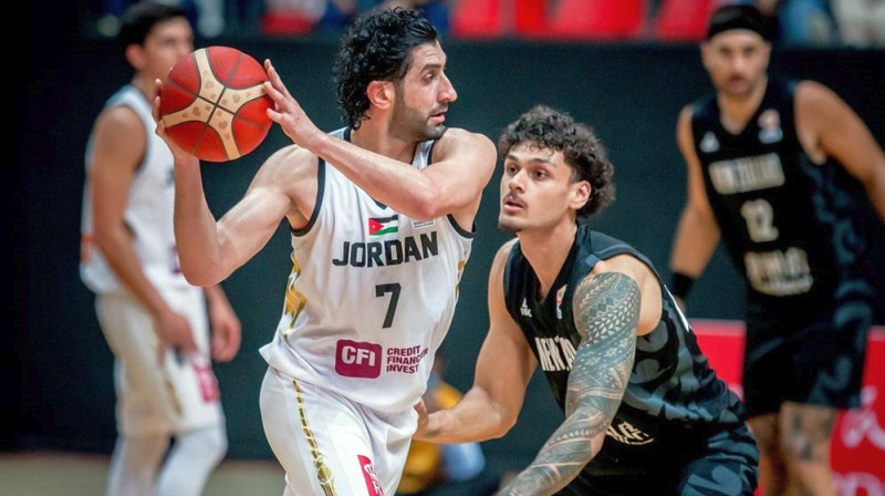 Jordānijas valstsvienības basketbolists Ahmads Alhamaršehs ar bumbu. Foto: FIBA