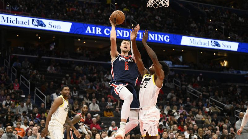 Kristaps Porziņģis un Kolinss Sekstons. Foto. AP. Scanpix