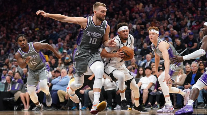 Domants Sabonis cīņā ar Setu Kariju. Foto. USA Sports Today. Scanpix