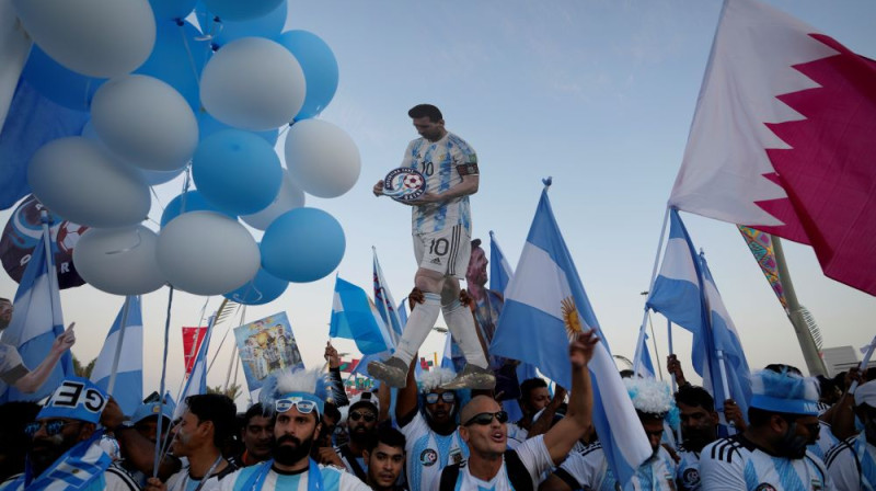 Lionelam Mesi un Argentīnai netrūkst fanu arī starp vietējiem Kataras līdzjutējiem. Foto: AP/Scanpix