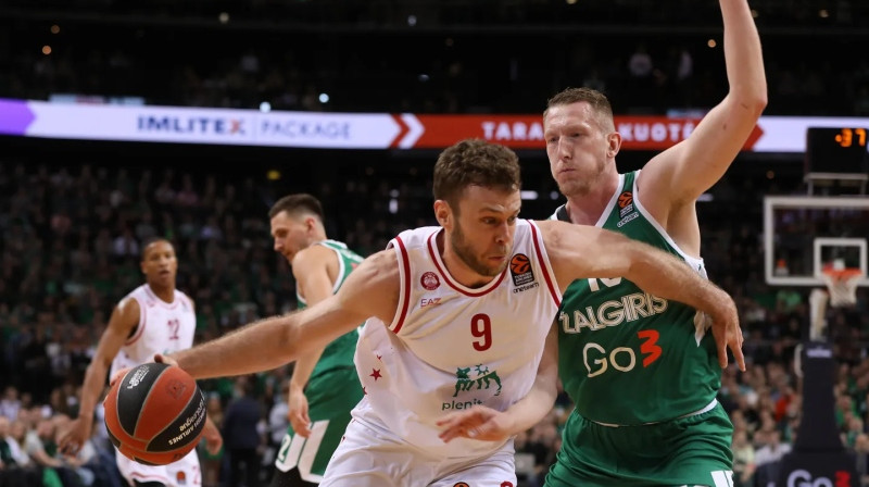 Rolands Šmits cīņā pret Milānas komandu. Foto: Euroleague