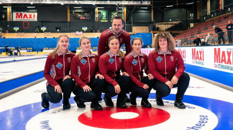 No kreisās: Betija Gulbe, Tīna Siliņa, Katrīna Gaidule, Ritvars Gulbis, Ieva Rudzīte, Santa Blumberga-Bērziņa
Foto: Ansis Ventiņš