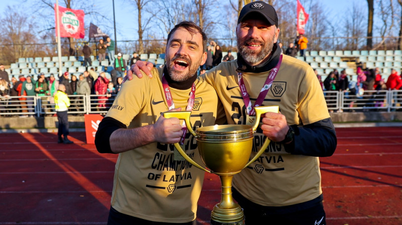 "Valmieras" treneri Jurģis Kalns un Gatis Kalniņš ar Virslīgas čempionu kausu. Foto: Jānis Līgats