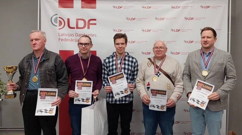 Uzvarētāji - Bauskas komanda. Foto: Latvijas Dambretes federācija.