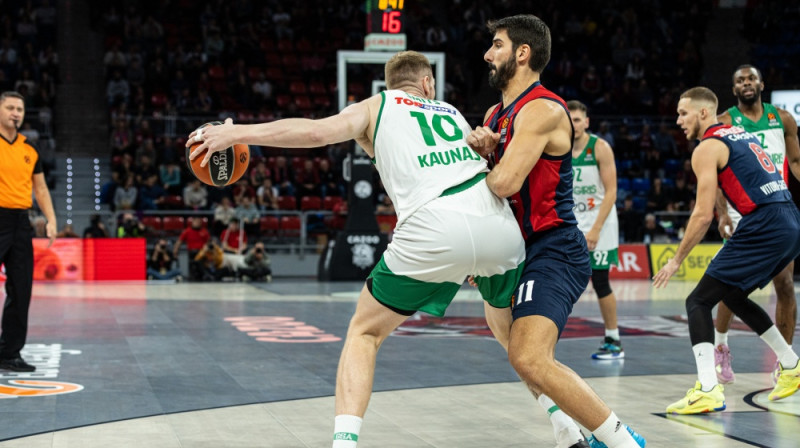 Rolands Šmits ar bumbu pret Danielu Diasu. Foto: Žalgiris.lt