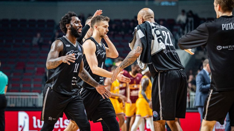 Kristers Zoriks un Glens Kouzijs. Foto: FIBA