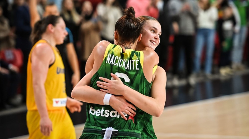 Kamile Nacickaite apskauj Justi Jocīti. Foto: FIBA