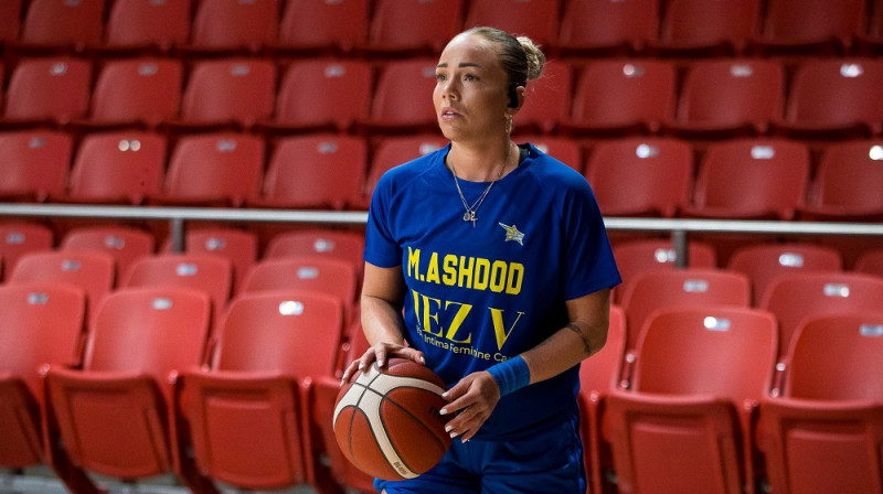 Ilze Jākobsone iesildīšanās laikā "Jeep arena" Viļņā. Foto: EuroCup Women