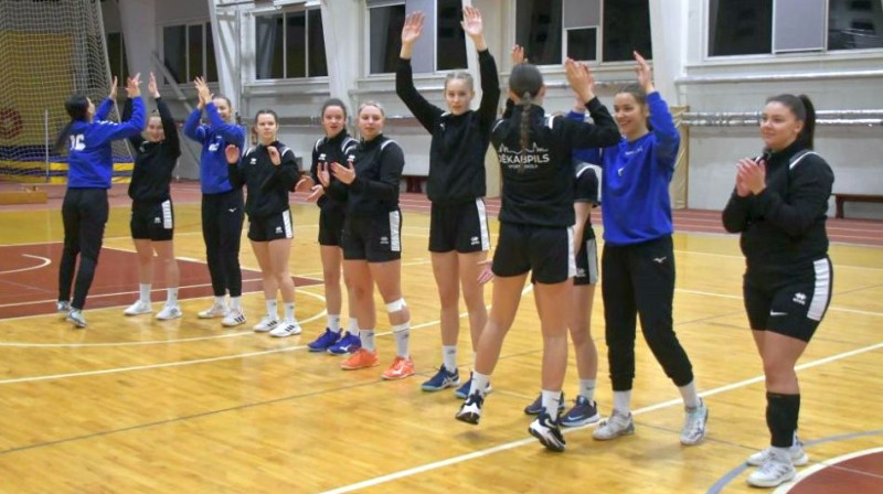 Jēkabpils Sporta skolas handbolistes. Foto: Jēkabpils Sporta skola