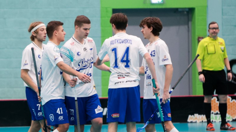 Cēsu "Lekrings" svin vārtu guvumu Lielvārdē. Foto: Ritvars Raits, floorball.lv