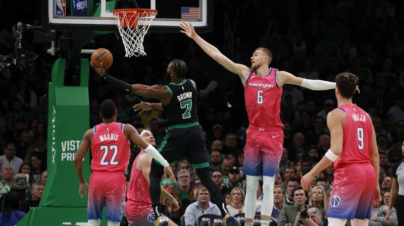 Kristaps Porziņģis cenšas bloķēt Džeilena Brauna metienu. Foto. AP.Scanpix