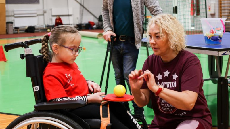 Trenere Sanda Erbse darbojas ar īpašajiem bērniem. Foto: Ritvars Raits