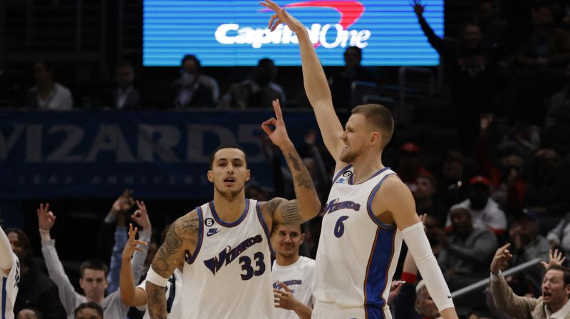 Kails Kuzma un Kristaps Porziņģis. Foto. USA Today/Scanpix