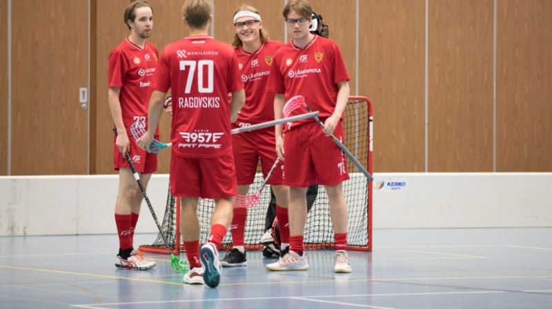 Jānis Ragovskis (#70) un Gustavs Griezītis (centrā), Foto: Esa Takalo