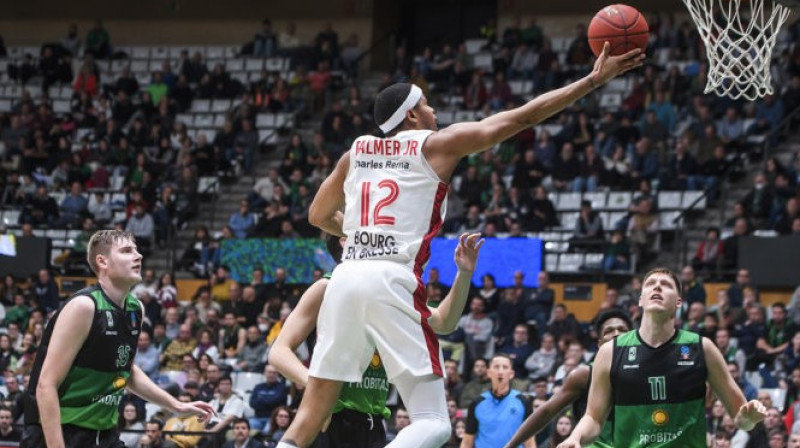 "Mincidelice JL Bourg-en-Bresse" basketbolists Džeimss Pālmers uzbrukumā Badalonas "Joventut" grozam. Foto: JL Bourg