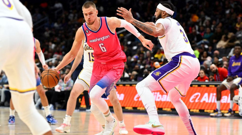 Kristaps Porziņģis uzbrukumā pret Entoniju Deivisu. Foto: USA Today Sports/Scanpix