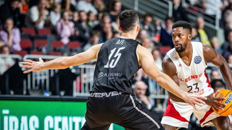 Artis Ate pret Toniju Daglasu. Foto: FIBA