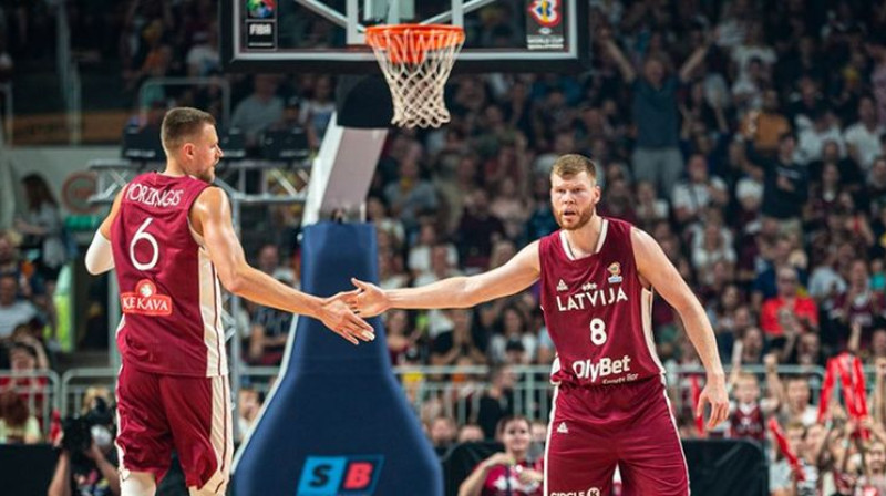 Kristaps Porziņģis un Dāvis Bertāns - pelnošākie Latvijas basketbolisti. Foto: FIBA