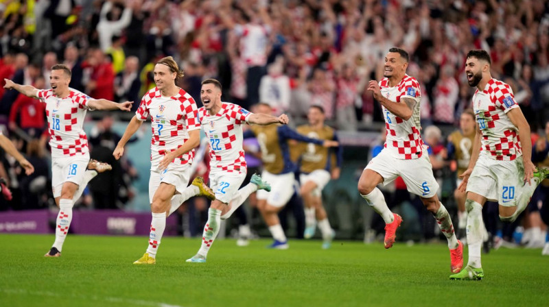 Horvātijas valstsvienības futbolisti svin iekļūšanu Pasaules kausa pusfinālā. Foto: Darko Bandic/AP/Scanpix