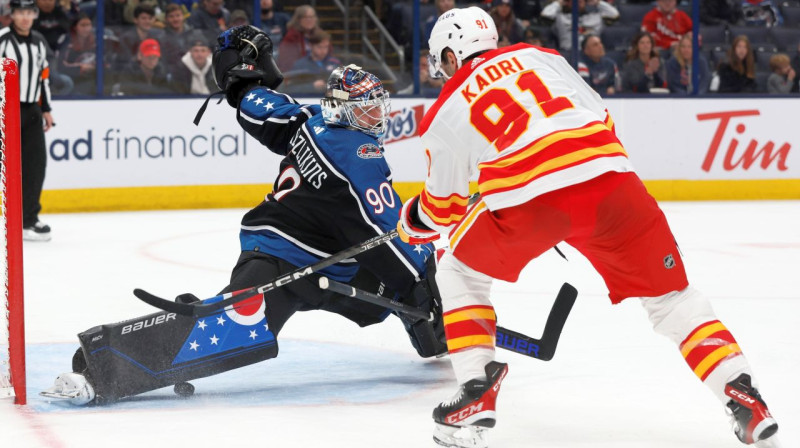 Elvis Merzļikins atvairot Nazema Kadri metienu. Foto: Jay LaPrete/AP/Scanpix