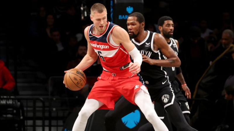 Kristaps Porziņģis pret Kevinu Durentu un Kairiju Ērvingu. Foto: USA Today Sports/Scanpix