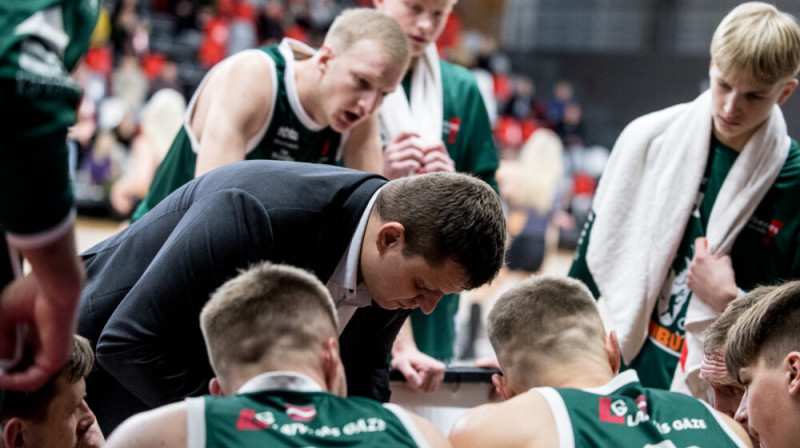 "Gulbenes Buku" galvenais treneris Raimonds Gabrāns zīmē kombināciju. Foto: Jānis Lārmanis