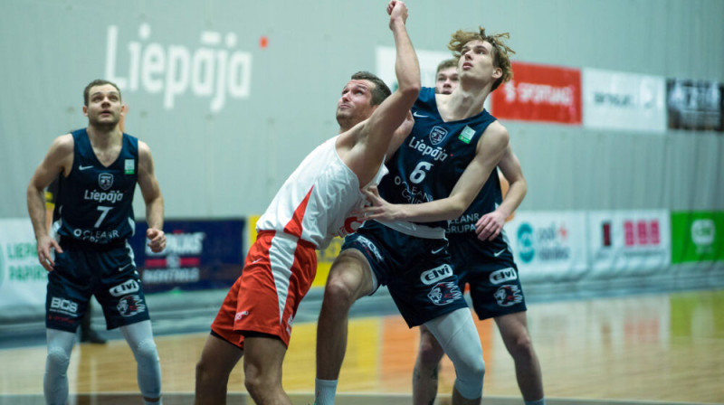 Andžs Korps zemgroza cīņā ar Frederiku Meinartu. Foto: Basket.lv