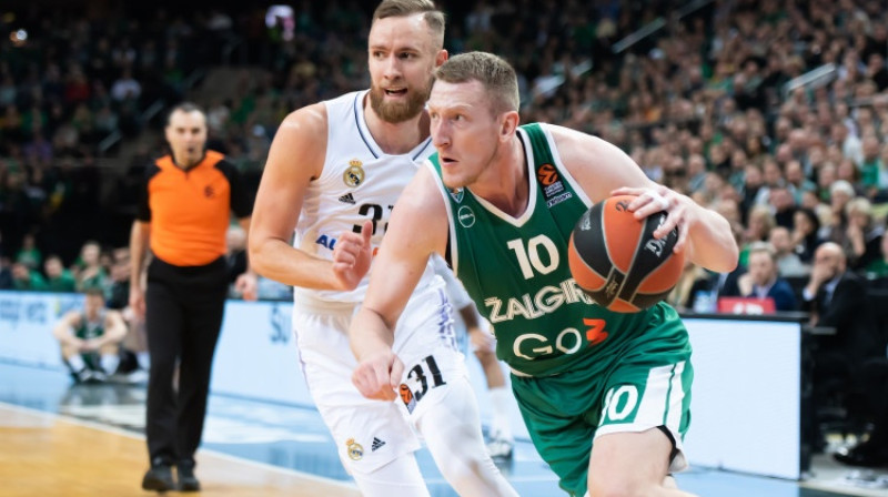 Rolands Šmits ar bumbu pret Džananu Musu. Foto: basketnews.lt