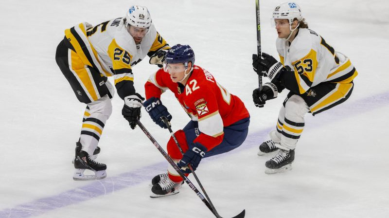 Teodors Bļugers (pa labi) darbībā. Foto. USA Sports Today. Scanpix